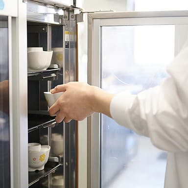 病院給食という専門性の高い現場で、一般食や治療食の調理を通じて患者様の健康を支えるやりがいがあります