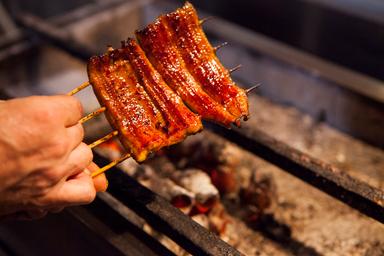 毎日変わらぬ美味しさを届ける、老舗の味を支える調理現場。