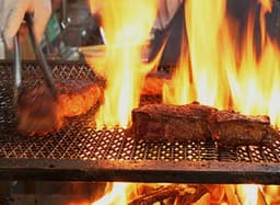 炭火で焼き上げるハンバーグとステーキ。素材と火入れにこだわる環境で技術を磨けます