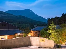 湯布院の自然に囲まれた高級旅館の厨房で、雑音に惑わされることなく、目の前の調理作業に深く没頭できます