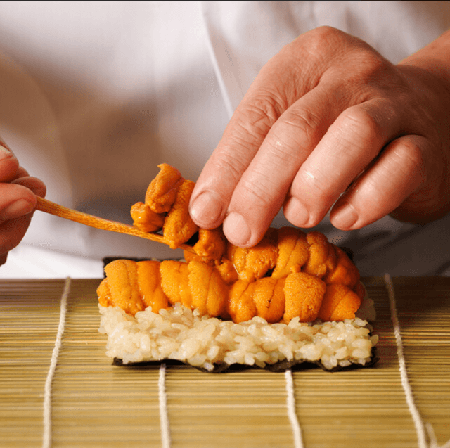 【OPEN1年目／月給50万～70万円＋インセンティブ／月8日休み】東京の人気寿司店が関西初進出◎即戦力の＜寿司職人＞を大募集◆前職給与考慮◆有給取得率100％