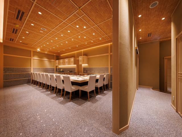 【月給50万～70万円＋インセンティブ／月8日休み／都内複数店舗で同時募集】年収700万円以上可能！若手からベテランまで＜寿司職人＞を募集◆20代～30代活躍中