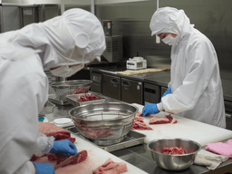 循環型畜産を支える大阪工場で、食肉加工の中核メンバー募集！