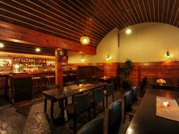 赤レンガの壁が印象的なバー「赤煉瓦」。静かな夜にグラスを傾けて。