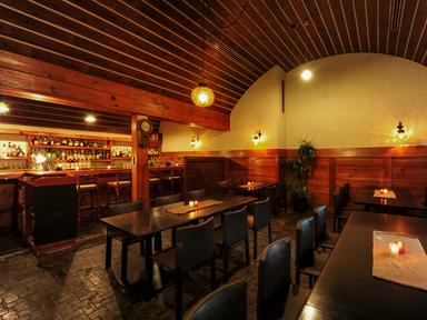 赤レンガの壁が印象的なバー「赤煉瓦」。静かな夜にグラスを傾けて。