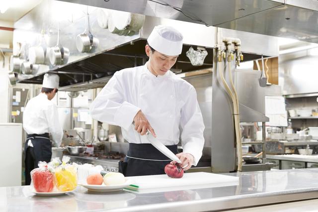 【夕方17時までの勤務】賞与年2回（2～3か月分）支給◎和洋中、幅広いジャンルのメニューを手がけるマルチな料理人をめざせます♪抜群の安定基盤★月8～9日休み◎