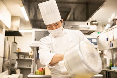 「ホテルオークラグループ」の安定企業で、キッチンスタッフ募集！更なるスキルアップのチャンス！