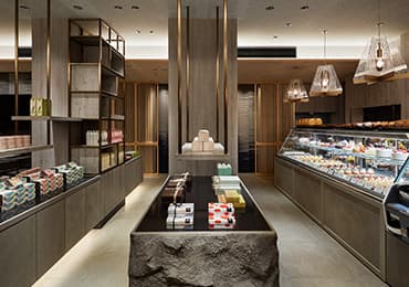 国内外に店舗を展開する1995年創業の安定企業で、腰を据えて長く働きながら成長を目指せる環境です。