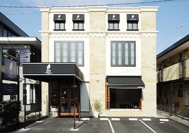 接客販売に留まらず、在庫管理や売場レイアウト、POP作成といった店舗運営のノウハウを学べます。