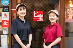 《お店の顔！》活気あふれる店内で、お客様を笑顔でお迎え。あなたのリーダーシップを磨きませんか？