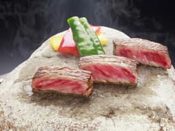 1974年設立の歴史ある老舗日本料理店で、本格的な和牛料理やステーキ鉄板焼の調理技術が身に付きます。