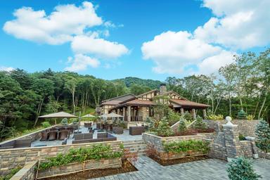 7万坪の広大な敷地内で、軽井沢の雄大な自然に囲まれた特別なひと時を過ごせるリゾートホテル◎