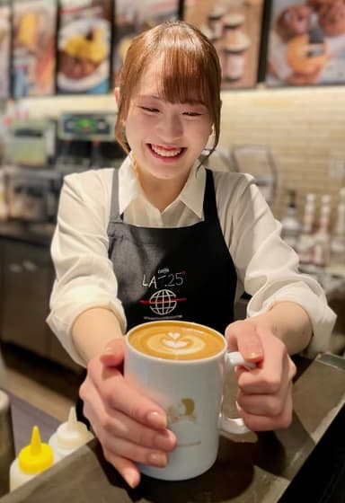 ラテアートやドリンクづくりも。お客様の笑顔を近くで感じられる仕事です。