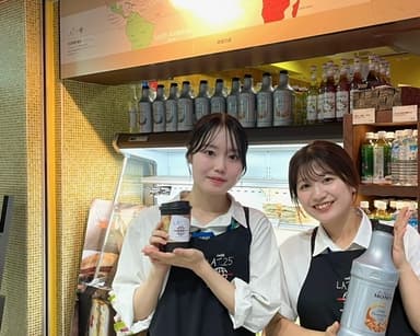 若手スタッフも活躍中。声を掛け合いながら、チームでお客様をお迎えしています。