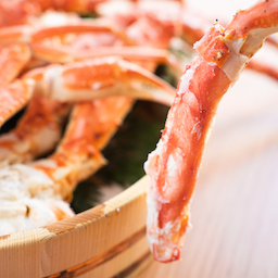 特大サイズの蟹が自慢！身がぎっしり詰まった贅沢な一皿です。
