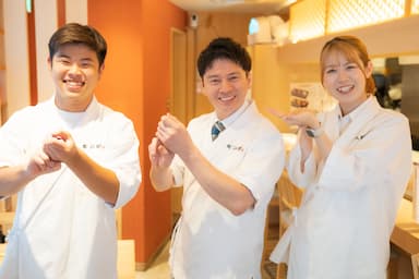 成長企業が大阪市北区で手がける寿司業態の各店舗で、新しい仲間を募集します！
