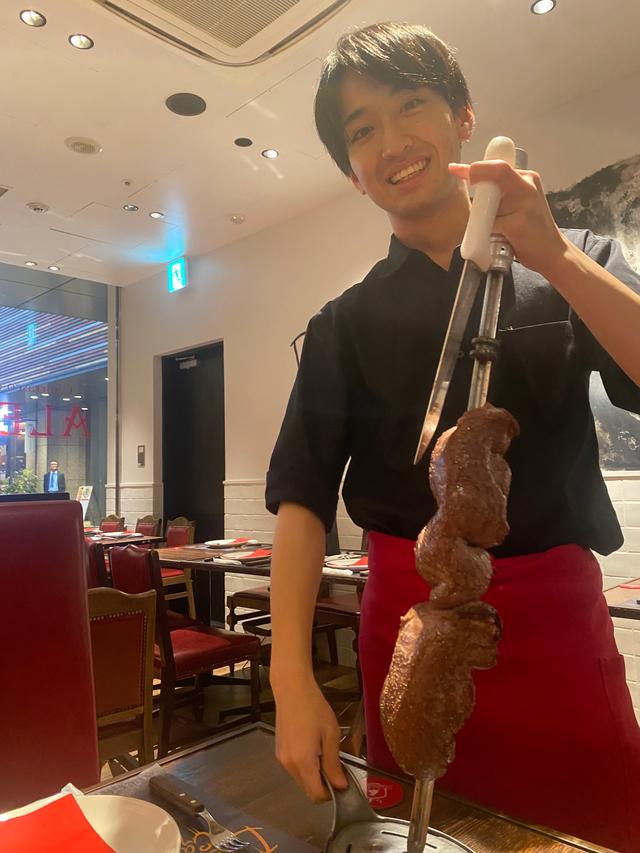 月給55万～70万円◆マネジメントは働きながら学べます！経験を活かして店長へ◎ライブ感あふれるパフォーマンスが話題の海外出店も決まったシュラスコ専門店