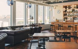 最新ビル内のオフィスワーカー専用カフェ。利用客が限定されているため、落ち着いた接客に専念できます。