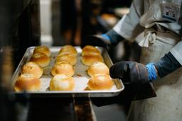 オールスクラッチで、毎日のパンづくりに向き合える。経験がそのまま活きる製造環境です。