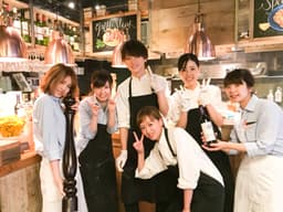 20代〜30代が中心！チームワーク抜群の職場です。馴染めるか不安な方も、この笑顔が温かく迎えます。