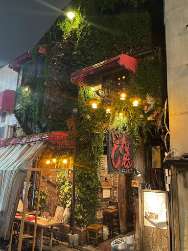  新宿の文化を彩ってきた、創業73年の名酒場