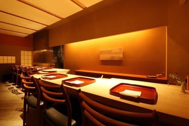 静かな緊張感が漂うカウンター席。料理とワインが響き合う時間を演出します。