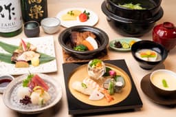 “日本の美しさを重ねる”をコンセプトに、和の趣を随所にちりばめた空間と心のこもったサービスを提供。