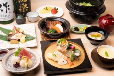 “日本の美しさを重ねる”をコンセプトに、和の趣を随所にちりばめた空間と心のこもったサービスを提供。