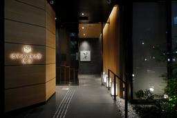 “日本の美しさを重ねる”をコンセプトに、和の趣を随所にちりばめた空間と心のこもったサービスを提供。