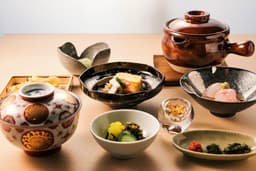 “日本の美しさを重ねる”をコンセプトに、和の趣を随所にちりばめた空間と心のこもったサービスを提供。