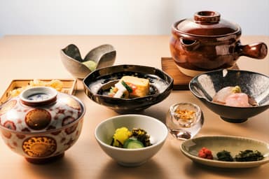 “日本の美しさを重ねる”をコンセプトに、和の趣を随所にちりばめた空間と心のこもったサービスを提供。