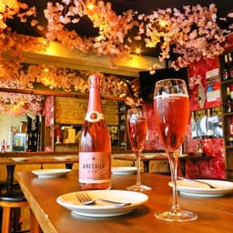 若手主体の活気ある職場で、20代からメニュー開発やワインの仕入れ選定に携われる高い自由度があります。