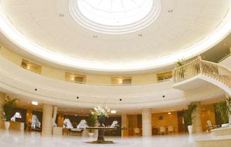  長年にわたる信頼関係の中で築かれたあたたかなホテルで、サービススタッフ募集！