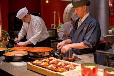 和の技を活かして“魅せる調理”を。リゾートレストランで新たな一歩を踏み出しませんか。