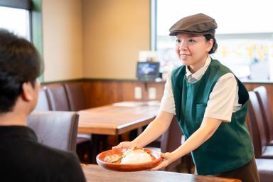 お客様との会話や笑顔が日常。温かい接客が身につく職場です。