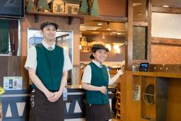 明るく声を掛け合うスタッフたち。チームで支える店舗運営の現場です。