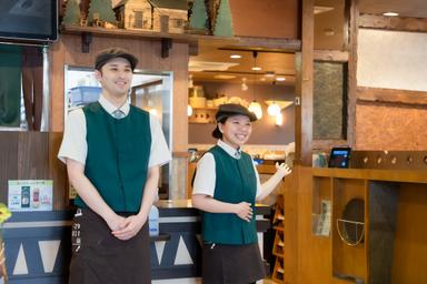 明るく声を掛け合うスタッフたち。チームで支える店舗運営の現場です。