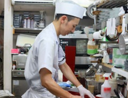 伝統の鰻料理を基礎から学べる◎蒲焼きや白焼きの技術を未経験から丁寧に習得！