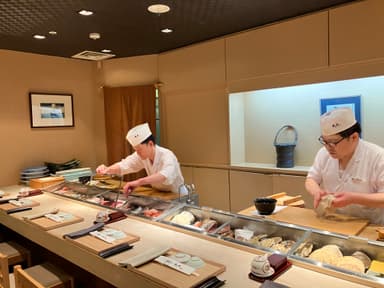 札幌駅・大通駅から徒歩圏内。落ち着いた寿司店で、調理見習いからスタート！