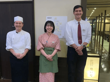 調理・サービスのスタッフが連携しながら、お客様に心地よいくつろぎの時間をお届けしています。