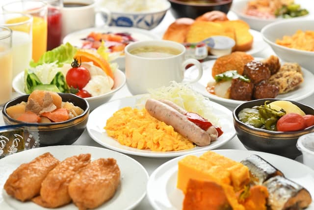 【月9日休み／早朝～昼過ぎ勤務／独身寮あり】空港直結ホテルの朝食ブッフェ調理スタッフを募集！旅の始まりを料理で支える仕事◎各種手当充実で長く働ける環境です★