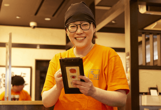 【未経験OK・書類選考なし】《月8～10日休み》土日休み相談可！店舗スタッフ募集◎入社3ヶ月でスープを極められる◎将来は独立も！髪色自由◎まかないあり！