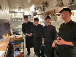 旬の食材を見極め、その日の一皿を組み立てていく調理の現場。