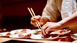 旬の食材を見極め、その日の一皿を組み立てていく調理の現場。