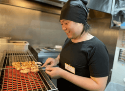 焼き場の仕事も、先輩が近くでしっかりフォロー。未経験からでも少しずつ覚えていけます。