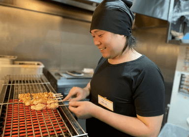 焼き場の仕事も、先輩が近くでしっかりフォロー。未経験からでも少しずつ覚えていけます。