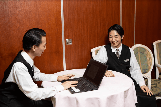 ★次の50年を担う支配人募集★創業から半世紀／月給40万円～／希少性の高い飲食企業。自由度の高さで、個に寄り添ったサービスを実現可能！柔軟性と専門性を学べます◎