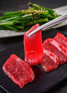 “食べるプロテイン”として人気。牛恋の代名詞となる赤身焼肉を扱います。