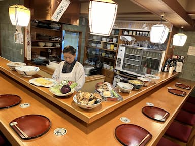 京の祇園白川で四十年の歴史を持つ京野菜を中心としたおばんざい料理の老舗の味を引き継いだお店です。