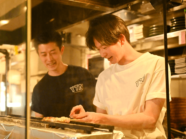 店舗展開拡大／新カンパニーの社長も目指せる！月給35万円～／月8日休み！東証上場の焼鳥業態で料理長候補。個を尊重し挑戦を評価する社風で、あなたの未来を描けます。